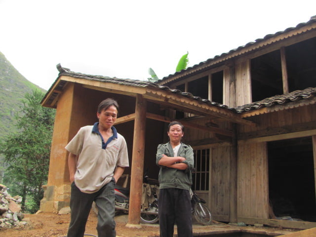 người dân trong làng tò mò tới xem thi công