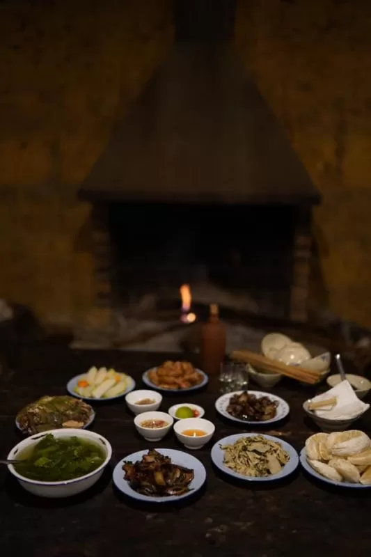 Bàn ăn bên bếp lửa tại nhà Chúng Pủa
