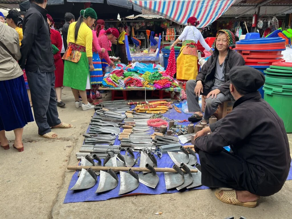 people selling knife