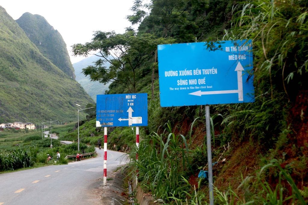 Biển chỉ dẫn đường xuống bến thuyền sông Nho Quế