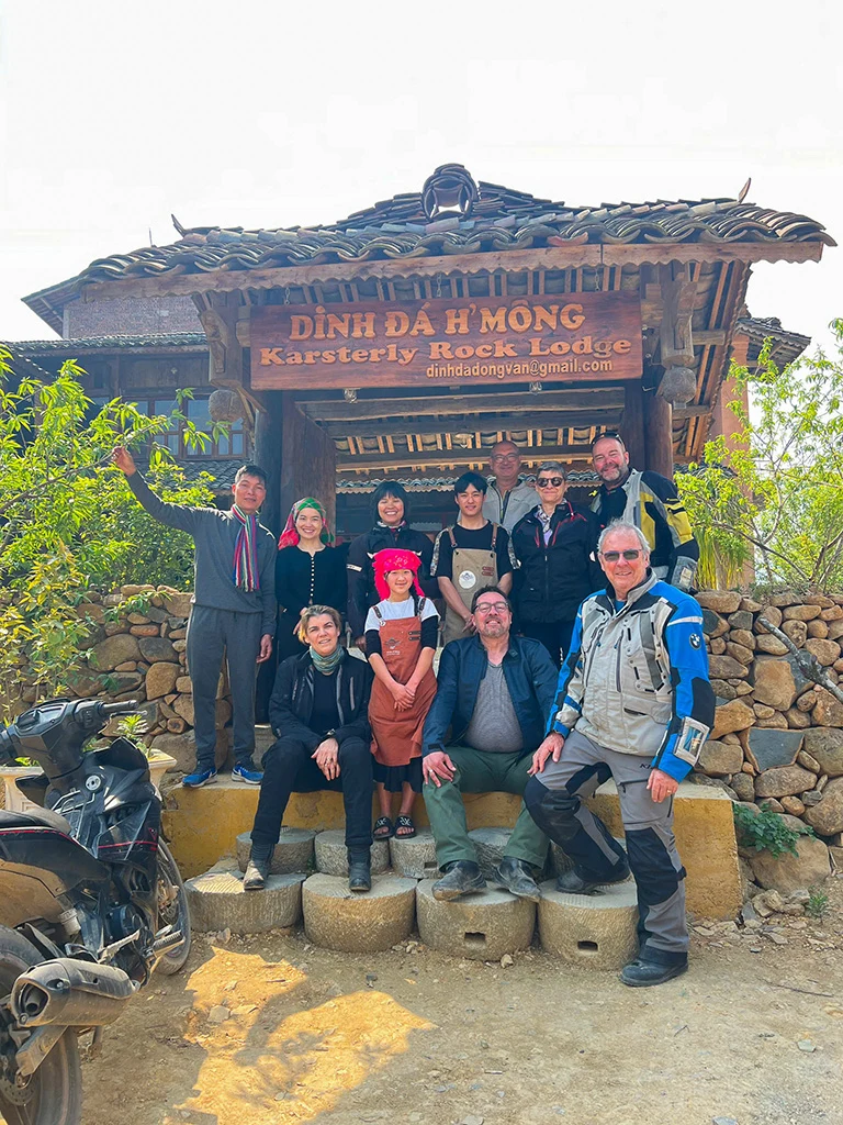 Liên hệ Dinh Đá H'Mông để nhận báo giá phòng lữ hành